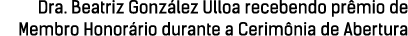 Dra. Beatriz Gonz lez Ulloa recebendo pr mio de Membro Honor rio durante a Cerim nia de Abertura